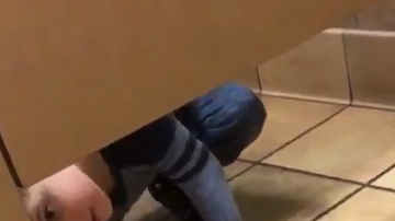 Un niño de cuatro años hace amigos hasta en el lavabo.