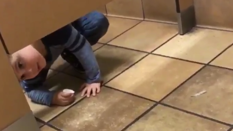 Un niño de cuatro años hace amigos hasta en el lavabo.