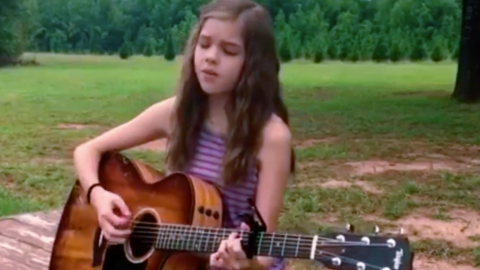 Esta joven deja claro su talento solo con su guitarra y su voz.