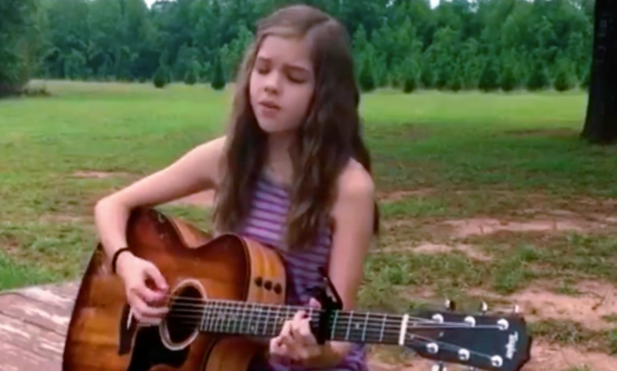 Esta joven deja claro su talento solo con su guitarra y su voz.