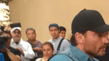 Peluquero de Marjorie se burla de Julián Gil y le impide tomarse foto