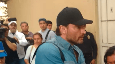 Peluquero de Marjorie se burla de Julián Gil y le impide tomarse foto