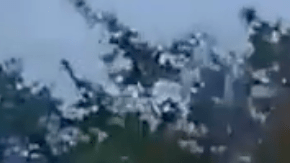 Una casa explota frente a la policía.