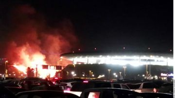 Un fuerte incendio se registró a las afueras del estadio Akron