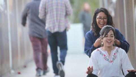 Jess e Yvette Castillo se trenzan el cabello en Highland Park.