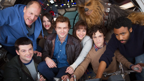 En "Solo: A Star Wars Story," Alden Erhrenreich comparte pantalla con Emilia Clarke, Donald Glover y Woody Harrelson, entre otros.