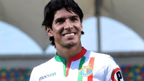 Sebastián Abreu se volvió realmente loco el sábado y agredió a la hinchada del Audax Italiano, su equipo.