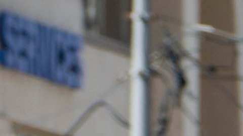 Vista de un cuerpo cubierto (d) después de que una camioneta alquilada recorriera la acera golpeando a los peatones hoy, lunes 23 de abril de 2018, en la calle Yonge en el norte de Toronto (Canadá).