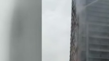 Imágenes de video del humo del incendio de la Torre Trump en Bakú.