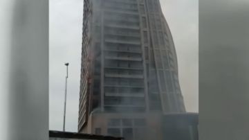 Imágenes de video del humo del incendio de la Torre Trump en Bakú.