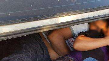 Muchos niños son usados por adultos que no son sus padres para cruzar la frontera