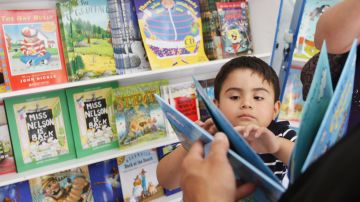 Xavier Martínez, de cuatro años, en una feria de libros en el centro de Los Ángeles.