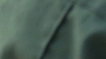 Inmigrante salvadoreña de 8 años junto al oficial de migraciones.