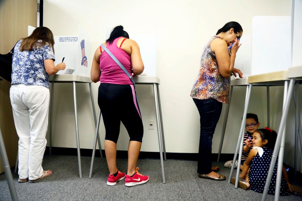 Los votantes latinos sorprendieron con su presencia en las urnas en  la elección de revocación. (Archivo/La Opinión)