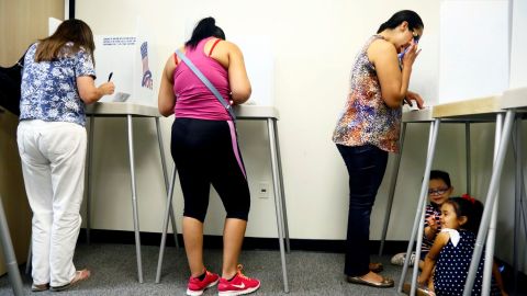 Los votantes latinos sorprendieron con su presencia en las urnas en la elección de revocación. (Archivo/La Opinión)