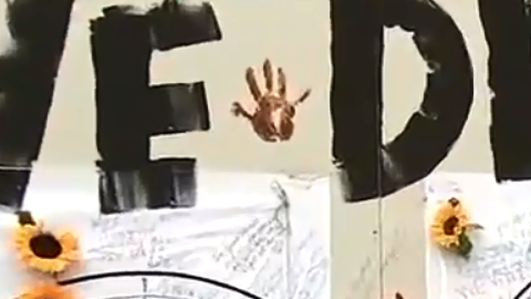 Joaquín Oliver está en el centro del mural, en una reivindicativa diana.