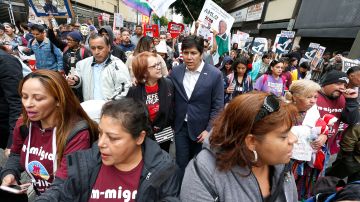 Kevin de León y Maria Elena Durazo se observan en medio de la multitud de manifestantes de la marcha del primero de mayo en Los Ángeles.