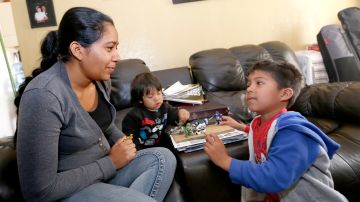 05/02/18/LOS ANGELES/Salvadoran immigrant Olivia Caceres with her young children, Andree, 4, and Mateo, 1, discuses their one month across Mexico to arrive to the U.S. in order to ask for asylum.  (Photo by Aurelia Ventura/La Opinion)