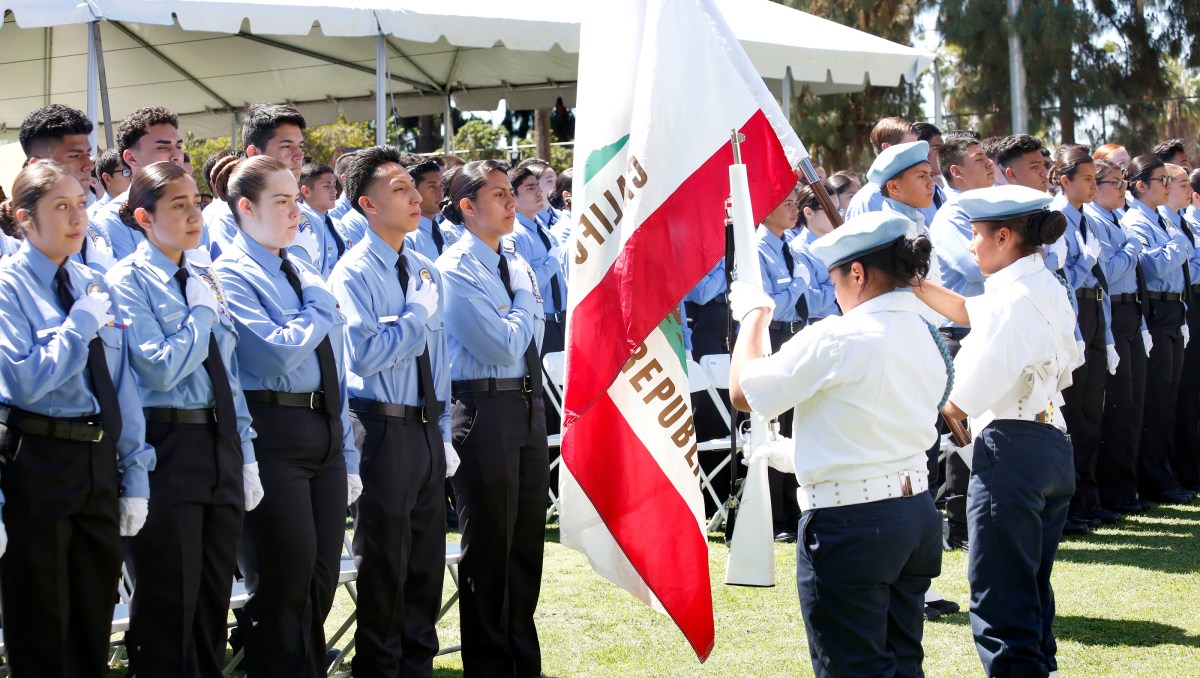 Estudiantes se gradúan de Academia Magnet de Policía de L.A. - La Opinión