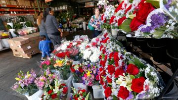 Clientes buscan flores para sus madres y esposas en el Distrito de las Flores del centro de Los Angeles. (Aurelia Ventura/La Opinion)
