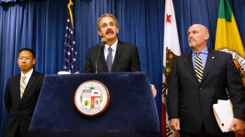 El procurador Mike Feuer quiere que se reduzca el salario a los concejales. (Photo by Aurelia Ventura/La Opinion)