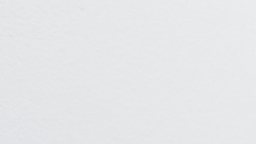 Zuleyma Galvan besa a su madre María Galván durante la celebración en CHIRLA. / Foto: Aurelia Ventura.