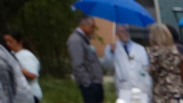 Arturo y Nick Martinez durante el emotivo encuentro en City of Hope. (Aurelia Ventura/La Opinion)