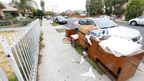 Objetos voluminosos se observan en una calle del sur de la ciudad de Los Ángeles. ( Aurelia Ventura/La Opinion)