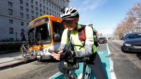 05/14/18/ LOS ANGELES/A cyclist in the downtown Los Angeles area. (Photo by Aurelia Ventura/La Opinion)