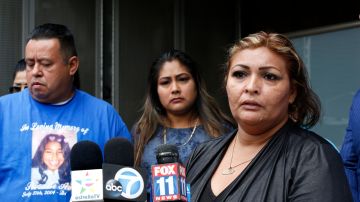 Sandra Ortega (d), es madre de una víctima de acoso, cuenta sobre los ataques a su hija de 13 años de edad. /  (Aurelia Ventura/La Opinion)