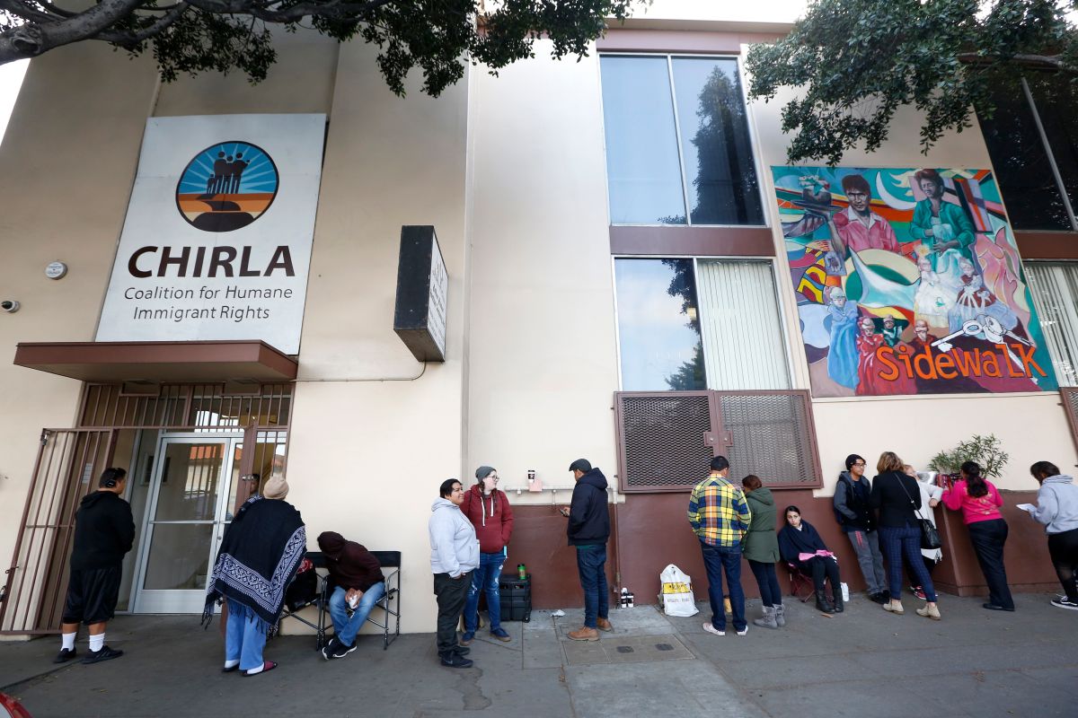 Jóvenes beneficiarios de DACA esperan afuera de las oficinas de CHIRLA para tramitar sus permisos.  (Aurelia Ventura/La Opinion)