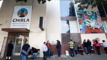 Jóvenes beneficiarios de DACA esperan afuera de las oficinas de CHIRLA para tramitar sus permisos. (Aurelia Ventura/La Opinion)