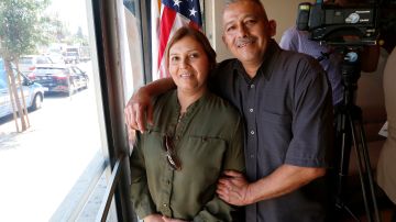 05/16/18 /LOS ANGELES/ Romulo Avelica with his wife Norma pose for a photograph. Romulo Avelica joined State Senator Kevin de Leon, author of SB 54, immigrants and advocates during a press conference in Los Angeles to discuss the latest on sanctuary cities. (Aurelia Ventura/La Opinion)