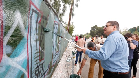 El evento de remoción de grafiti se llevó a cabo sobre el bulevar Glenoaks en Pacoima. / fotos: Aurelia Ventura