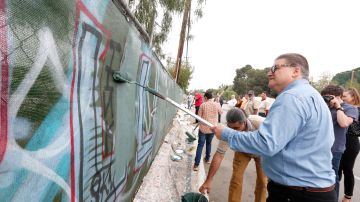 El evento de remoción de grafiti se llevó a cabo sobre el bulevar Glenoaks en Pacoima. / fotos: Aurelia Ventura