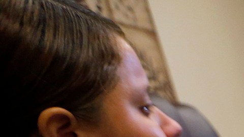 Una fotografía de José Chávez se observa frente a su hermana, su padre y el abogado de la familia que interpuso una demanda contra el LAPD. (Aurelia Ventura/La Opinion)