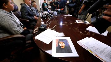 Una fotografía de José Chávez se observa frente a su hermana, su padre y el abogado de la familia que interpuso una demanda contra el LAPD. (Aurelia Ventura/La Opinion)