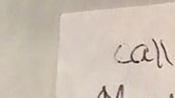 Nota de petición de ayuda de una víctima.