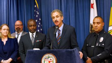 05/30/18 / LOS ANGELES/ City Attorney Mike Feuer joined by Los Angeles City Councilmember Marqueece Harris Dawson, during a press conference, announced that his office, in coordination with the Los Angeles Police Department, has filed 36 criminal cases against 142 defendants associated with 32 commercial locations across the city, and a delivery service, for unlicensed commercial cannabis activity. (Aurelia Ventura/La Opinion)