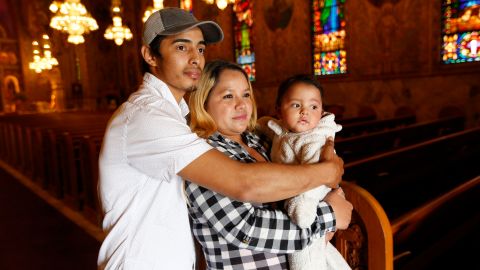 05/31/18 / LOS ANGELES/Salvadoran immigrant Julio Barahona with his wife Ana Rivas and 7 month old son Kevin, beneficiaries of the Julio Barahona fund. The Julio Barahona Exodus Fund, has helped free more than 15 asylum seekers on bond from the Adelanto Detention Center. (Aurelia Ventura/La Opinion)