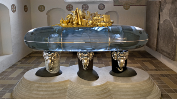 El Sarkofag está hecho de vidrio, plata y bronce.