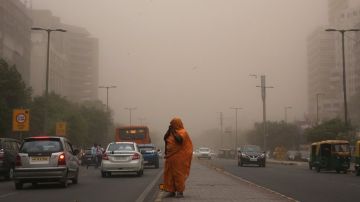Una tormenta de polvo y arena en India.