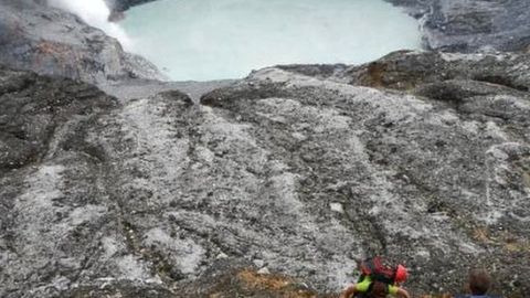 El agua de Laguna caliente es 10.000 veces más ácida.