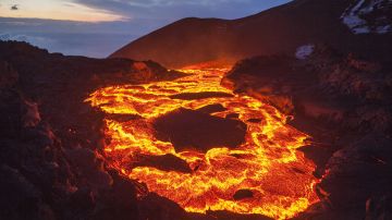 La lava puede superar los mil grados de temperatura.