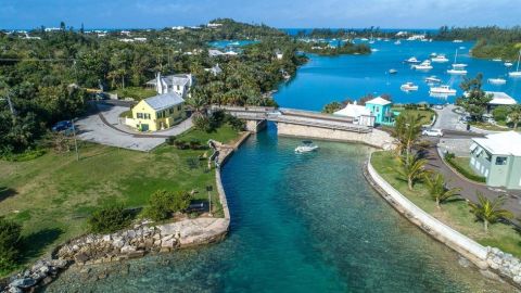El puente Somerset en las Bermudas es el puente levadizo más estrecho del mundo.