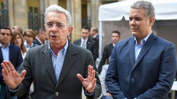 Uribe promoviendo la candidatura de Iván Duque (d).
