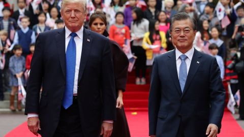 Moon Jae-in (d) y Donald Trump.