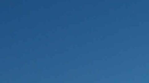 Familias migrantes se abrazan en la frontera.