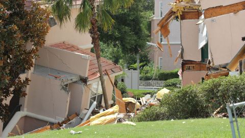 Es común que parte de una vivienda caiga en un hueco en partes de Florida.