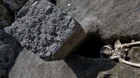 Una piedra lo aplastó. EFE